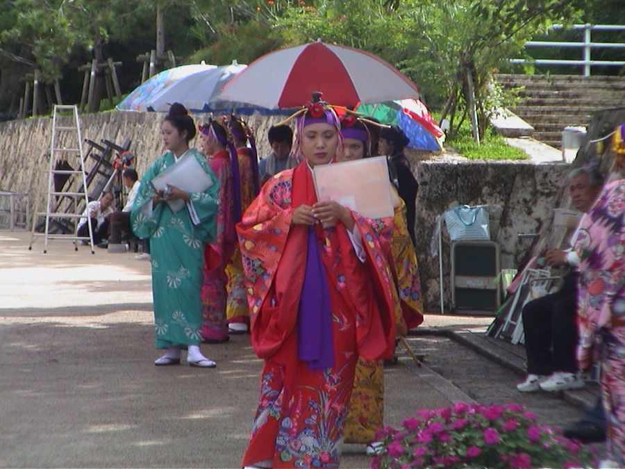 暑い中、民族衣装